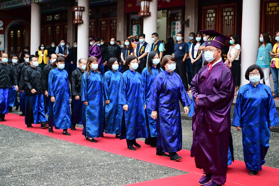 8-陪祭官就位